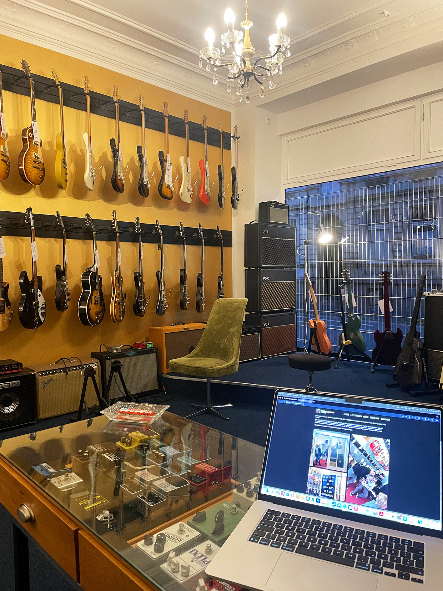 Bild der Wand mit Gitarren.