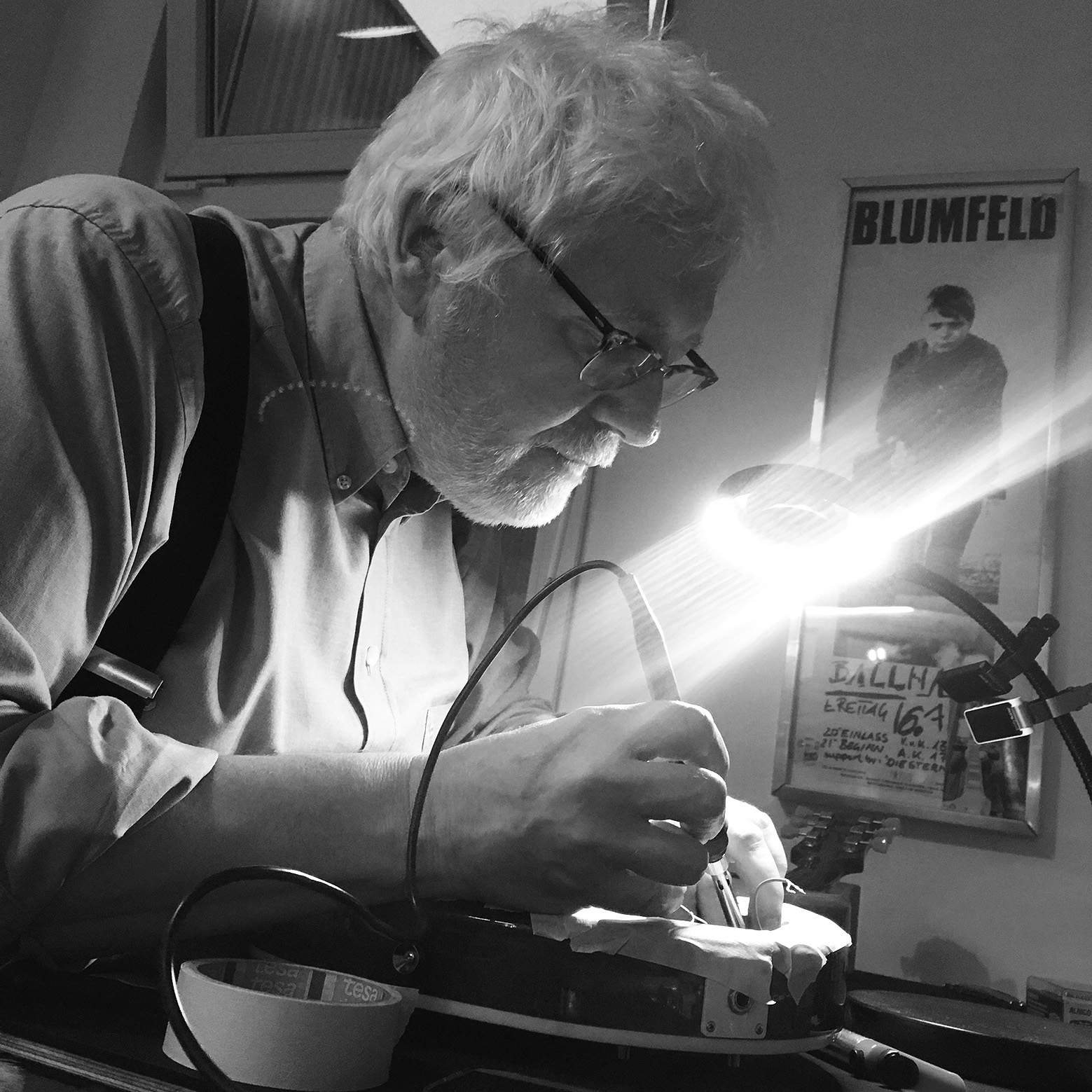 Foto von Reiner Bigge bei der reparatur einer Gitarre